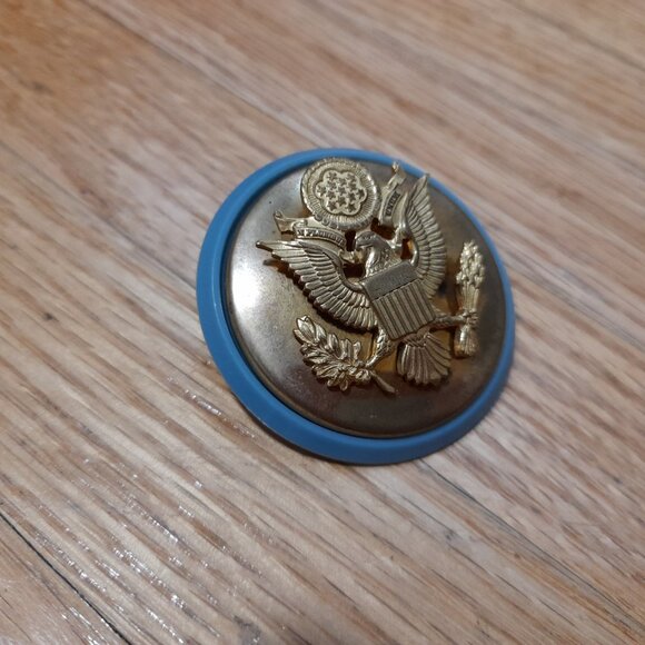 Vintage 60s 70s U.S. Infantry Cap Badge Military Light Blue Disc Screw Back - Picture 2 of 10